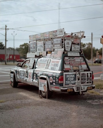 une voiture couverte de slogans trumpistes
