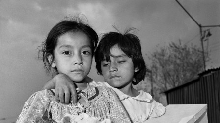 le bras d'une jeune fille mexicaine posé sur l'épaule de sa soeur