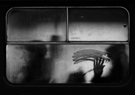 Mikhail Korolkov derrière la vitre sale