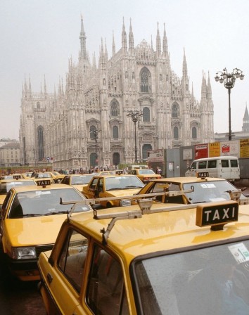 Milano, Italia, 1990 église et taxis jaunes