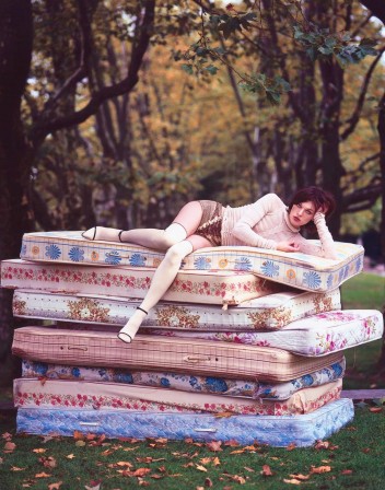 Milla Jovovich by Tim Walker matelas elle était ma princesse au petit pois