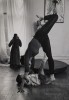 la danseuse Carmen de Lavallade exécutant une figure avec son fils Leo allongé sur le sol