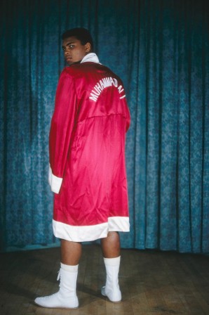Muhammad Ali en rouge et blanc