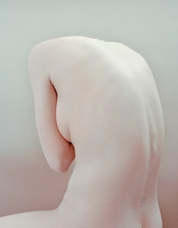 Nadav Kander. Kate (Curled) le buste rose