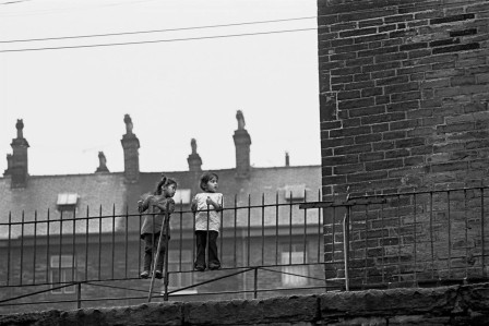 Nick Hedges. Girls on a fence, Bradford, 1972 les enfants s'élèvent seuls