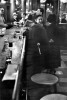 O’Rourke’s Bar, Brooklyn, c.1960 une femme âgée dans un café le front appuyé sur le bar la prière du matin