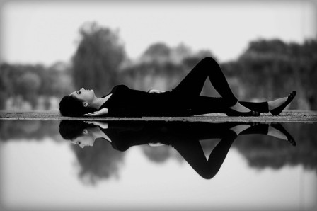 Öner Ilkme couchée sur l'eau