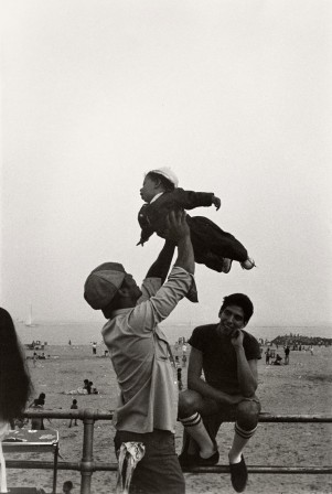 Oopdeedoo, Brooklyn, NY, from the series Coney Island, Photo by Ming Smith, 1976 l'enfant volant