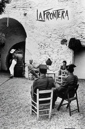Oriol Maspons. A couple from the Spanish Civil Guard in Cadaqués, Girona, 1962 Espagne police des frontières