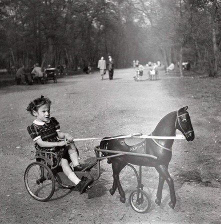Paul Almasy. Little girl in the Bois de Boulogne, Paris, 1956 cheval à pédale les jouets de luxe
