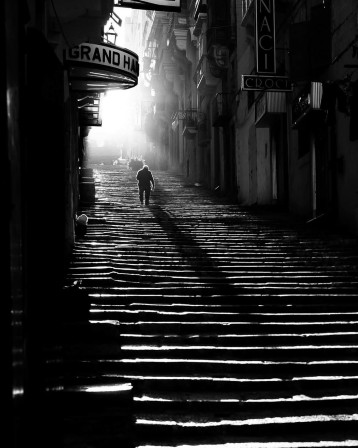 Paul Borg Olivier World day of Photography Valletta, 2013 la lumière en haut des marches