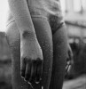 l'eau sur le corps et les mains d'une femme debout en maillot de bains