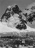 Péninsule Antarctique, Photo © Sebastião Salgado, 2005 voilier perdu dans un monde glacé