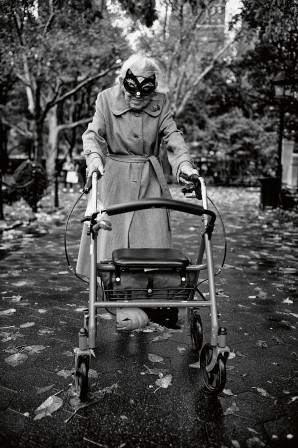 Phil Penman, New York vielle femme masque de chat Halloween