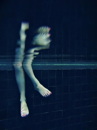 Philipp Keel below the surface 2007 les jambes déformée par l'eau
