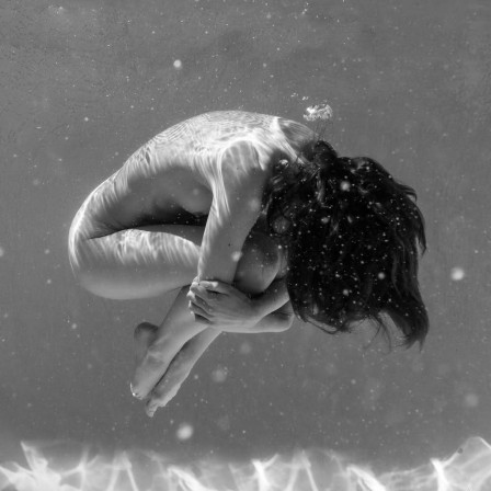 Phoebe Fitz. Introspection, 2023 repli sur soi chez la nageuse en position foetale