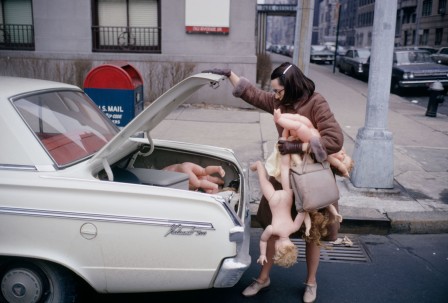 Photo Paul Fusco Upper West Side, New York City January 1968 maman départ en vacances allez les enfants en voiture