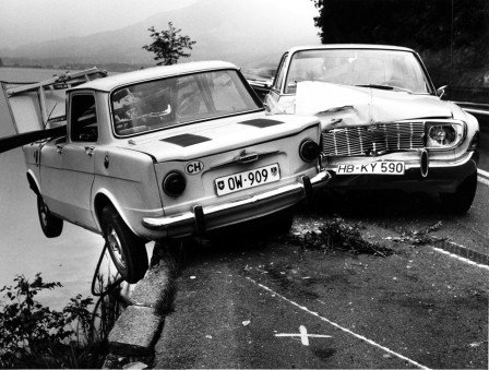 Photo by Arnold Odermatt, 1960s accident de voiture Suisse suspendu dans le vide le lac le lac