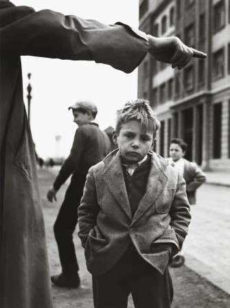 Photo by Joan Colom La Calle 1950s garçon les mains dans ses poches crevées.jpg, févr. 2024