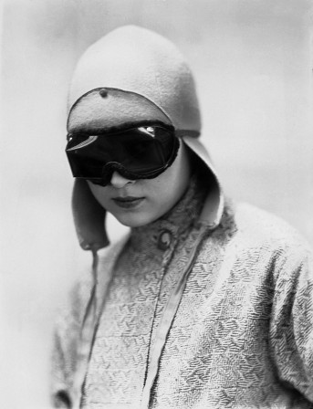 Portrait of Wanda Wulz in motorcyclist’s gear by Marion Wulz elle portait un chapeau et des lunettes de moto