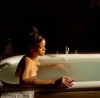 Rihanna posant pour Jacques-Louis David pour son tableau La mort de Marat