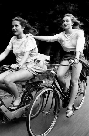 Romano Cagnoni Pietrasanta Italy 1985 filles mobylette vélo tire moi