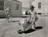 Russell Lee. Children of a miner living in the company housing project, Sweetwater County, Wyoming, 1946 brouette les jeux d'enfants