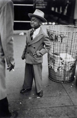 Ruth Orkin. Tired Little Boy Crying Outside Circus, New York City in late 1940s-1950s. larmes lundi