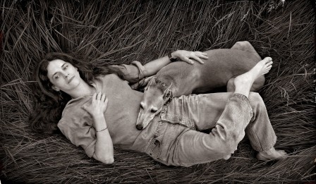 Sally Mann and Honey, Lexington, VA,  Photo by Michael Williamson, 2004 photo de famille le chien nu