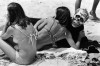 Santa Monica Beach, Photo by Dennis Stock, 1968 il me semble qu'Halloween serait moins pénible au soleil