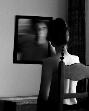 Sara Latif solitude (serie) la femme floue dans le miroir