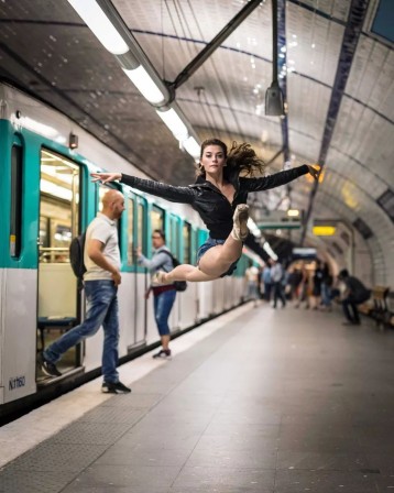 Saul Aguilar danse ballerine dans le métro à Paris