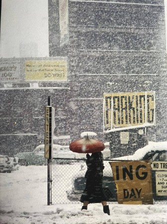 Saul Leiter. Untitled. Snow in New York City, c. 1950 parking sous la neige