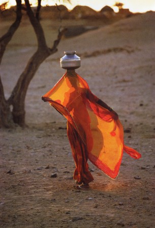 Scanned from the book Desert Eves An Indian Paradise; Catherine Clement and photos by Hans Silvester; 2001 femme flamme