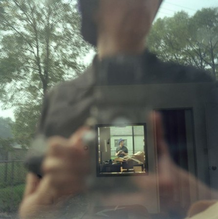 photographie en abyme de Vivian Maier devant une fenêtre