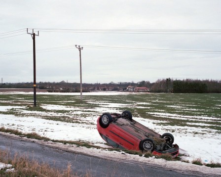 Simon Martin voiture sur le toit comme un insecte mais sur le dos