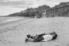 Sirkka-Liisa Konttinen couple allongé tout habillé sur la plage que la mer nous emporte