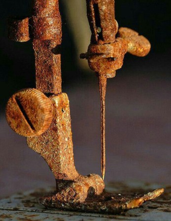 Spiros Spiropoulos machine à coudre rouille lever de soleil sur un pays désindustrialisé