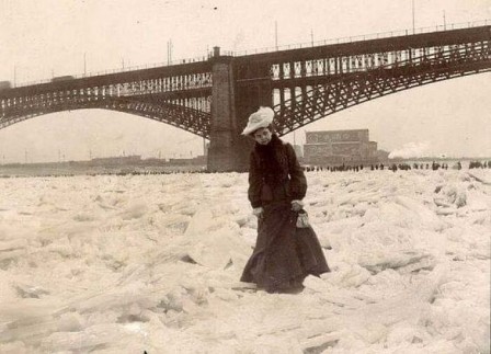 The Mississippi River Frozen Solid, 1905 fleuve gelé hiver glace alors on marchait sur l'eau