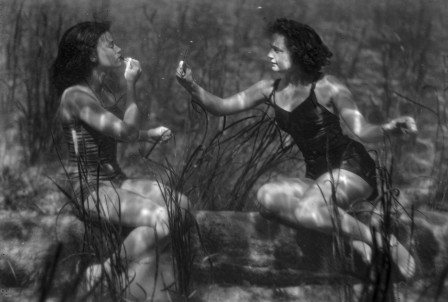 These photographs were thrown in the trash at National Geographic and Volkmar Wentzel rescued them. They were taken in 1943 in Florida by J.Baylor Roberts. la vie quotidienne des sirènes