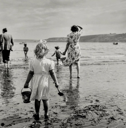 Thurston Hopkins. Scarborough Beach, North Yorkshire, England, 1952 la fille du nageur