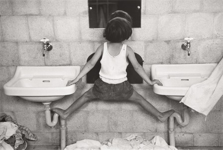 Tirza on Sinks, 1951 -by Ruth Orkin en dessous du miroir