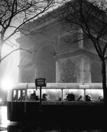 Tore Johnson Arc de Triomphe in Paris 1949 place de l'Etoile.png, janv. 2024