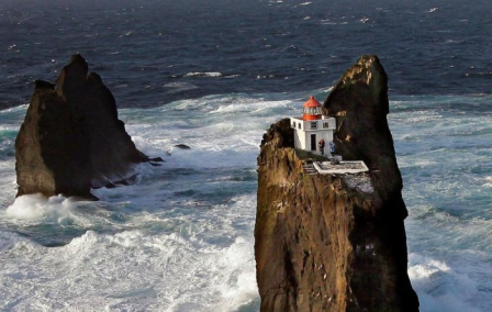 Tridrangar (qui signifie « trois piliers de pierre ») est l'un des phares les plus isolés au monde. Il est construit sur l'une des trois falaises abruptes, à une hauteur d'environ 40 mètres Le phare a été construit en 1939, à environ six milles des côtes