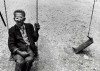 Untitled. Cuba, 1990-1992 Foto de Eduardo Muñoz Ordoqui From the series Zoo-Logos lunettes brillantes balançoire l'escarpolette brisée