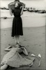 Untitled, New York, Photo by Francesca Woodman, 1979-80 et la mer efface sur le sable