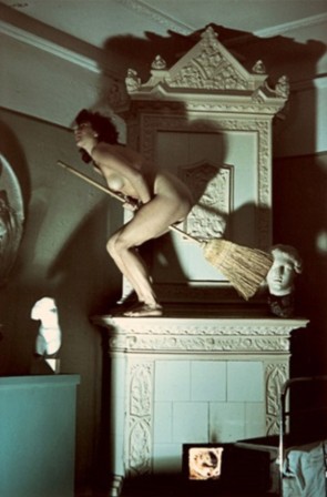 Untitled (Witch), Friedrich Seidenstücker, c. 1945 la sorcière sur la cheminée