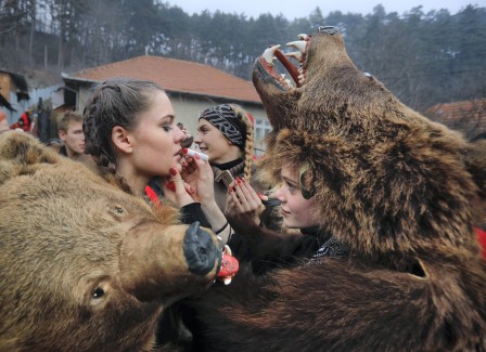 Vadim Ghirda Romanian Bear Dance les ourses maquillées