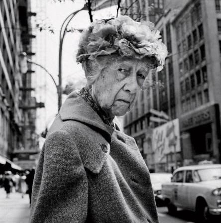 Vivian Maier. Woman with floral hat, NYC, 1961 à l'ombre des vieilles femmes en fleurs
