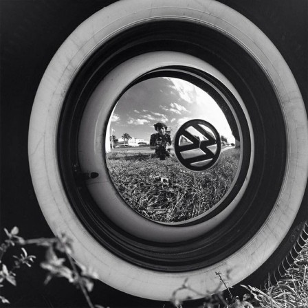 Vivian Maier self portrait Vivian Maier ma vie en Volkswagen voiture enjoliveur la photographie peut-elle enjoliver la vie